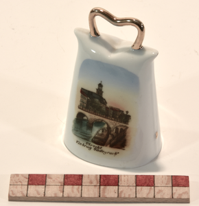 878247 Afbeelding van een porseleinen tafelbelletje met een afbeelding van de Viebrug e.o., uit de objectencollectie ...